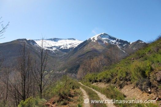 Echando la vista atrás hacia el arroyo de la Braña que sube al Cheiroso. A la izquierda y plano: Pico de la Fonfría. La pirámide: La Fana de Resilgar