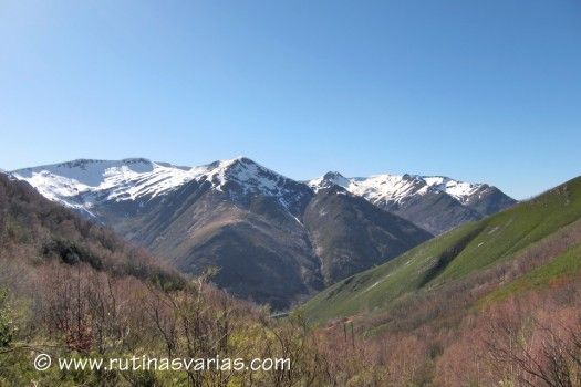 Vistas hacia el Macizo del Miro. A la izquierda y plano: Pico de la Fonfría. La pirámide: La Fana de Resilgar
